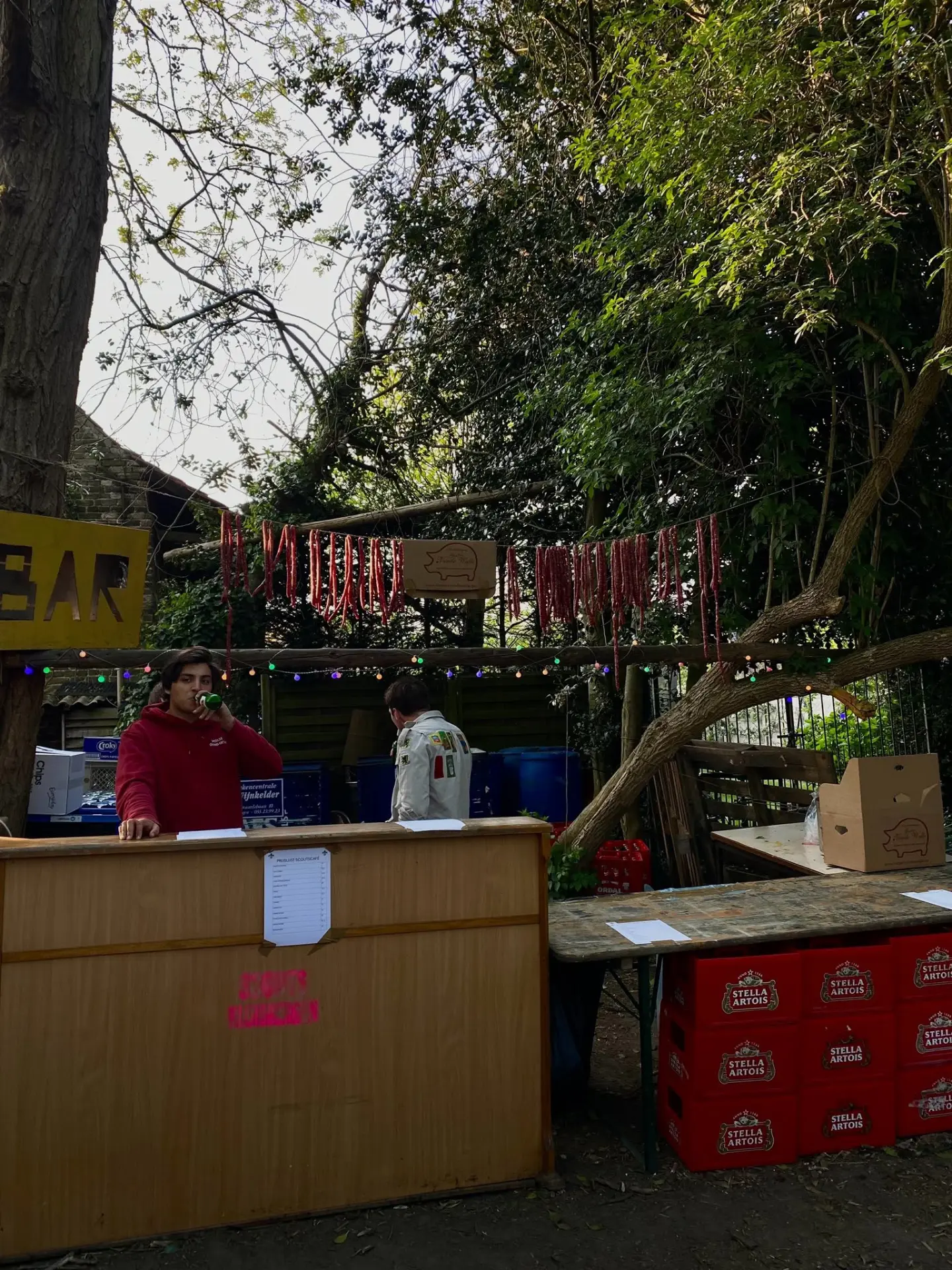 De toog van het scoutscafé met een prikketting van worstjes erboven