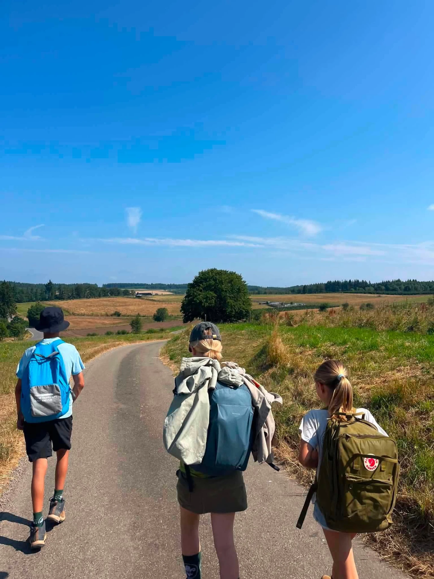 Jongverkenners trekken met hun rugzak door het landschap