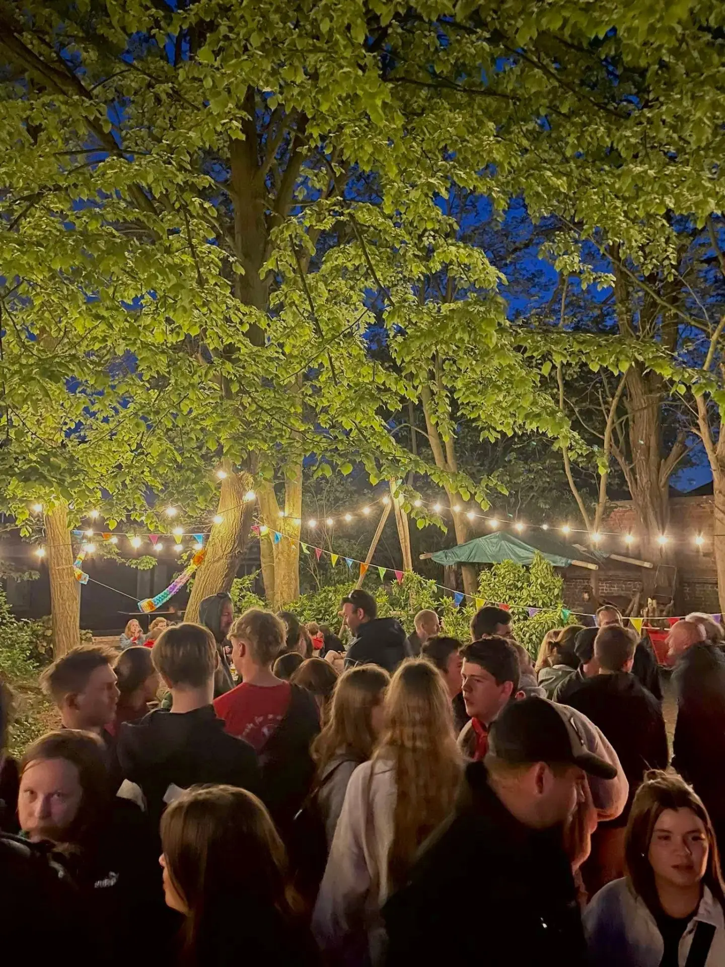Drukbezochte avond op het scoutscafé tussen de bomen en lichtjes