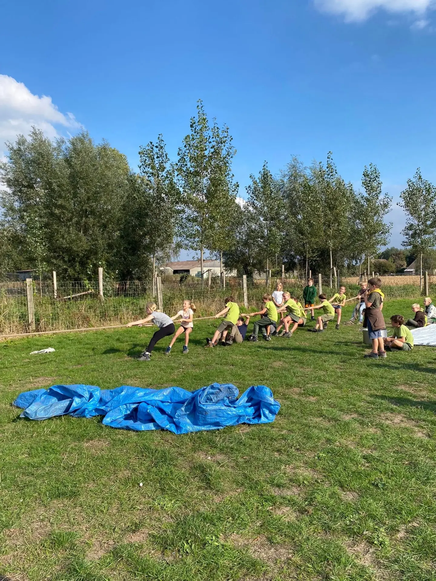 Touwtrekken tussen de takken op het overgangsweekend