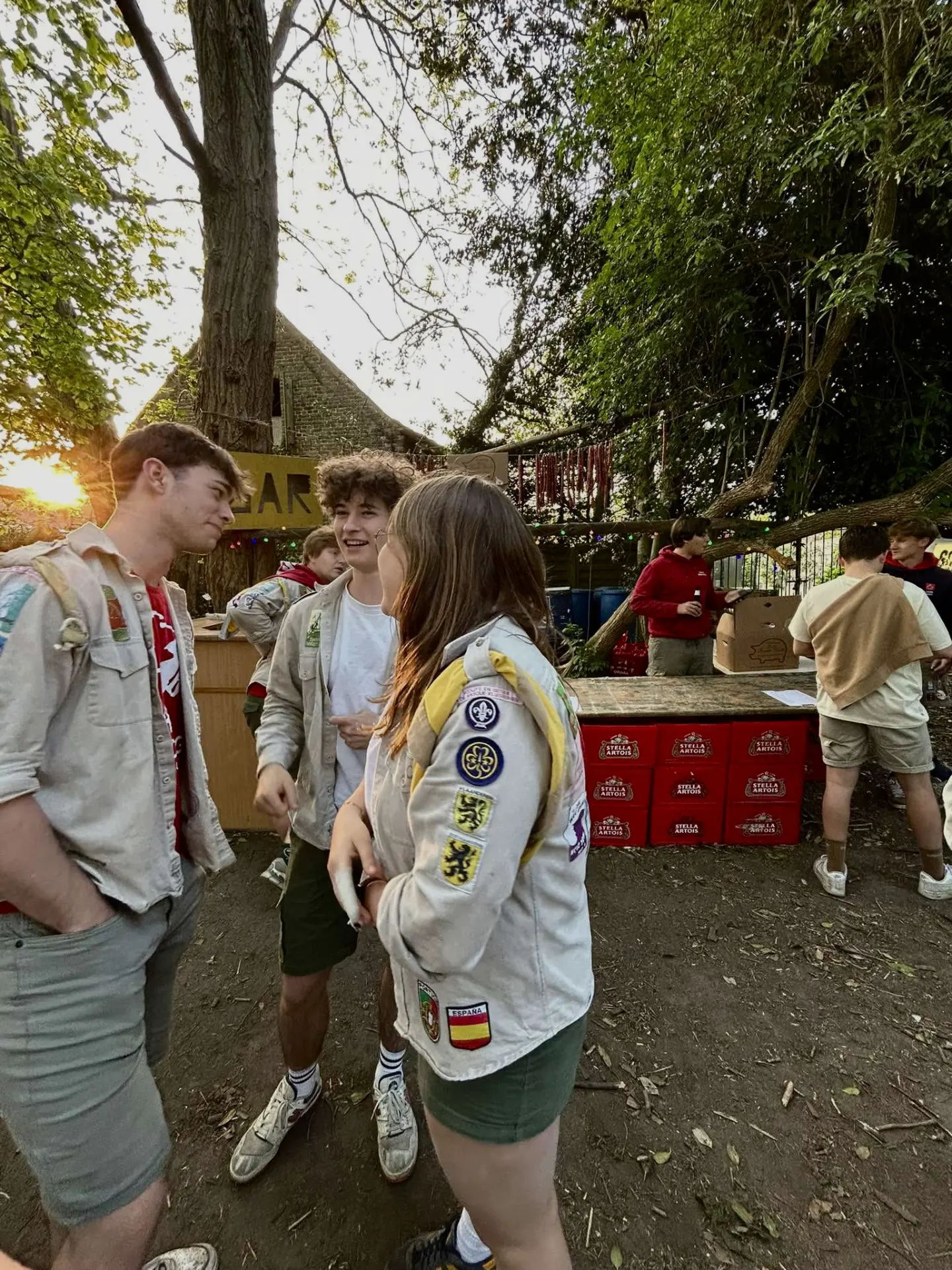 Jongeren in scoutskledij aan de bar tijdens een scoutscafé
