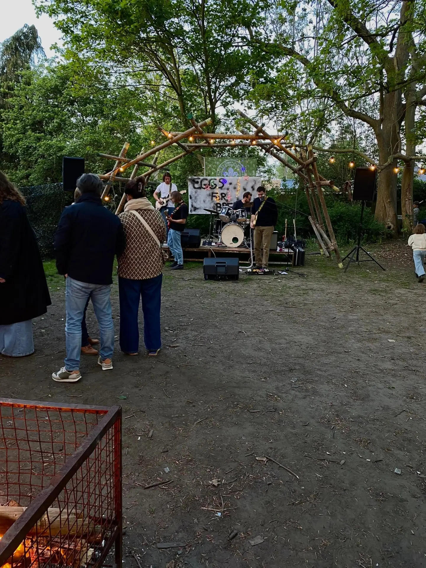 Live band op het buitenterrein van het scoutscafé