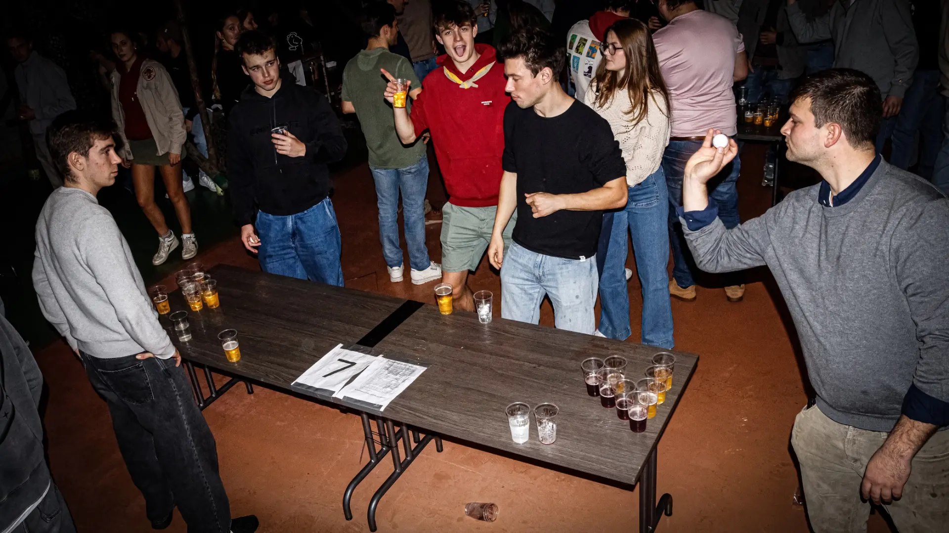 Bierpongspelers en toeschouwers tijdens een eerdere editie van het bierpongtoernooi