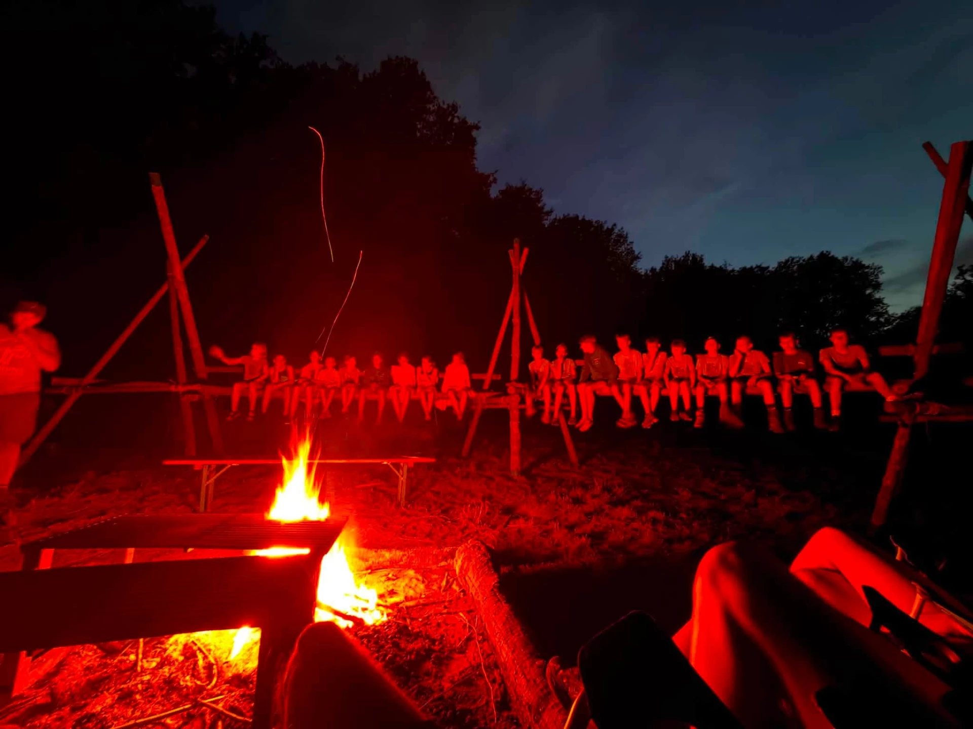 Verkenners beleven samen een avond rond het kampvuur