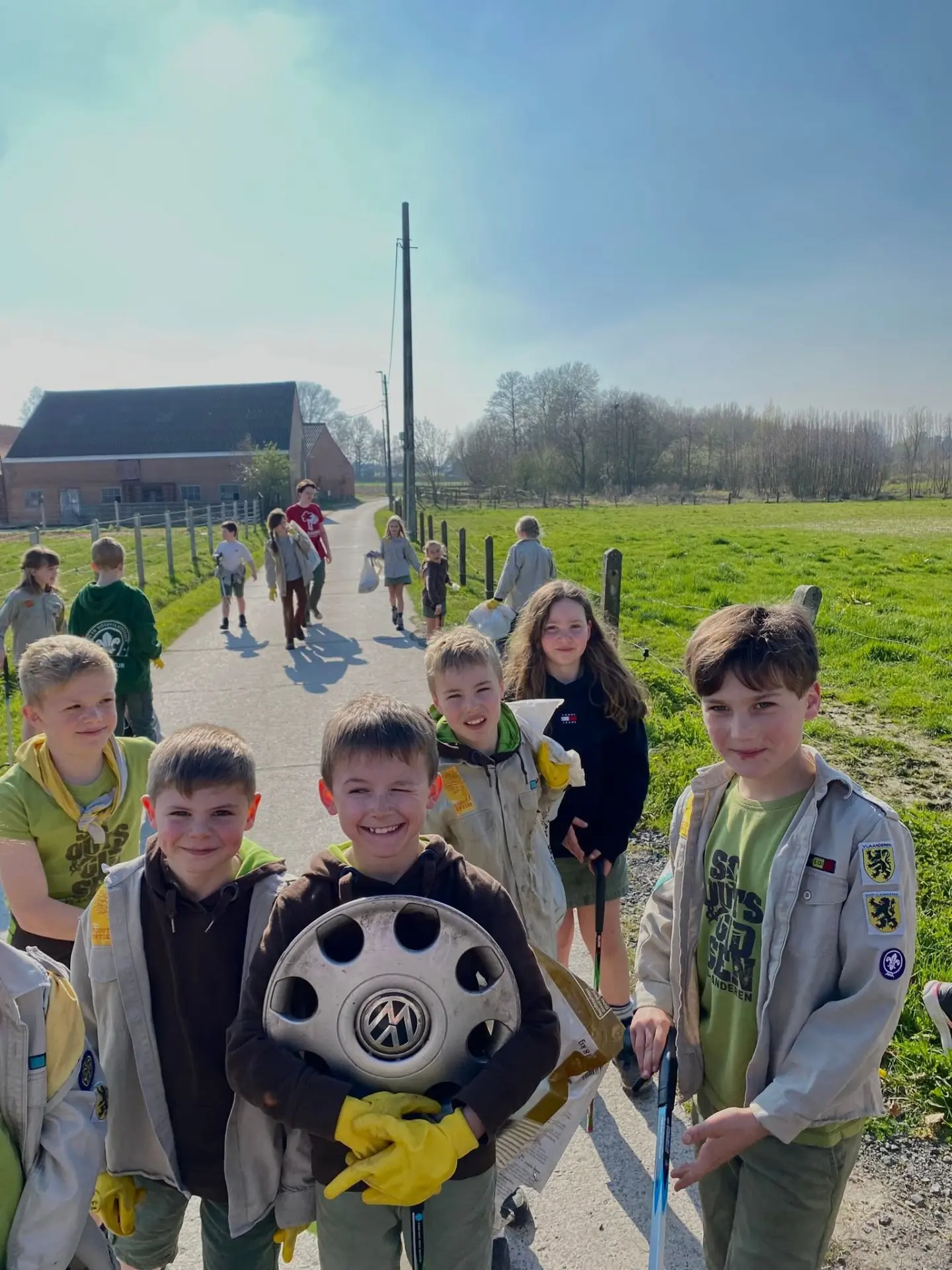 Scouts op pad tijdens een gezamenlijke opruimactie