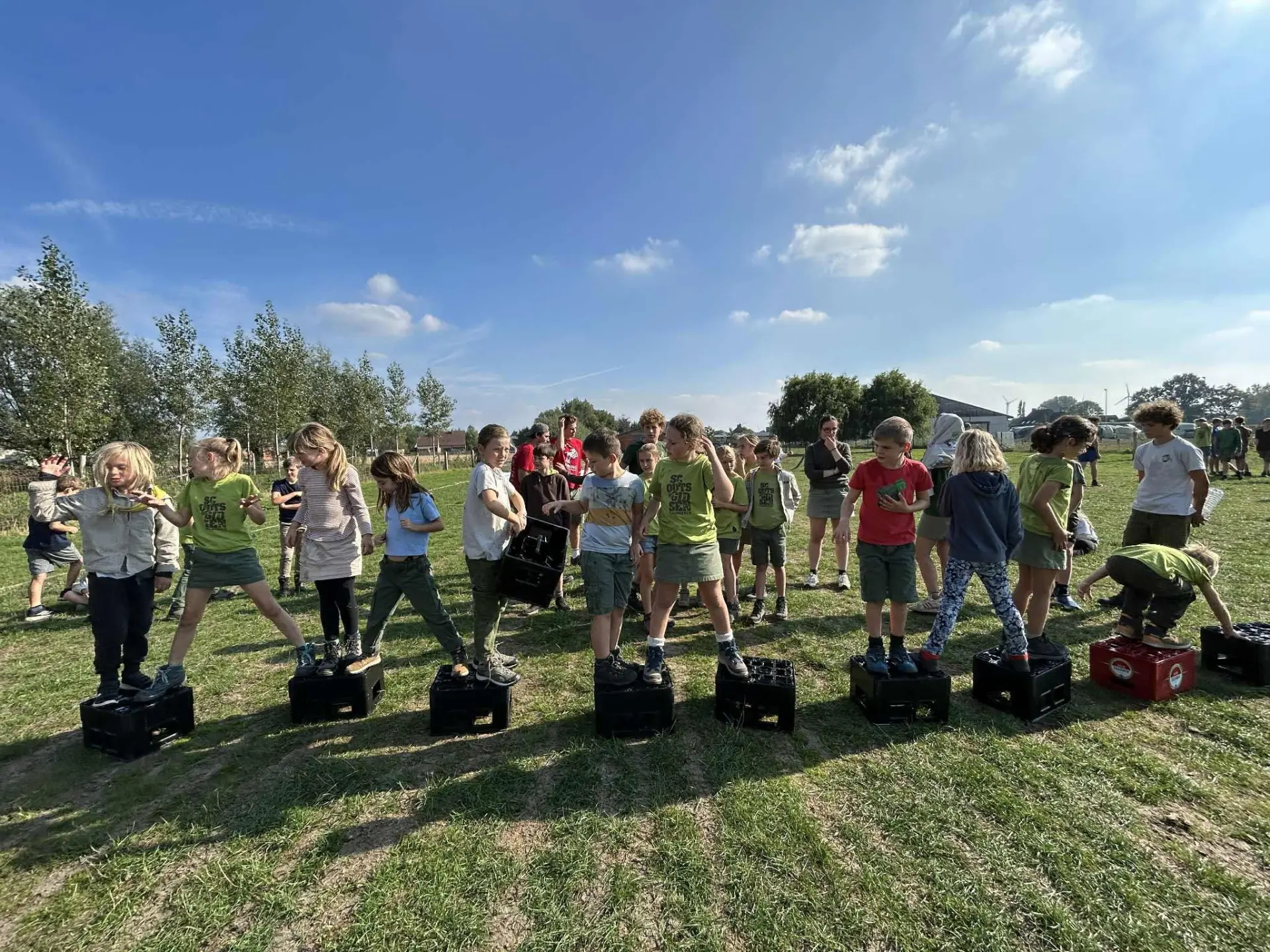 Kapoenen balanceren op drankkraten tijdens een spel op het overgangsweekend